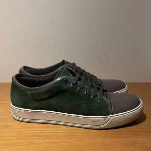 Lanvin Skor - Säljer nu mina snygga Lanvin sneakers i storlek 9 vilket motsvarar 43-44. Skicket är väldigt bra, 9/10. Sjukt snygg grön färg. Endast skorna medföljer