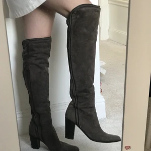 Italienska höga stövlar mocka - Italienska mockastövlar i strl. 40. 