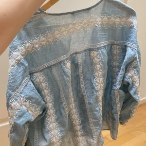 Sommar blus från Zara - Fin blus från zara i storlek s (lite stor) knappt använd💓