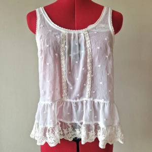 Abercrombie & Fitch linne - Gulligt linne från Abercrombie & Fitch. Lite tråddragning bak, därav bra pris (se bild). 3 FÖR TVÅ PÅ ALLT och fri frakt vid köp av minst 250 kr, kontakta mig då!🦋