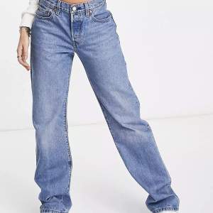 Levi’s jeans i modellen 90s. Säljer pga fel storlek. Nyskick! Köparen står för frakt💕