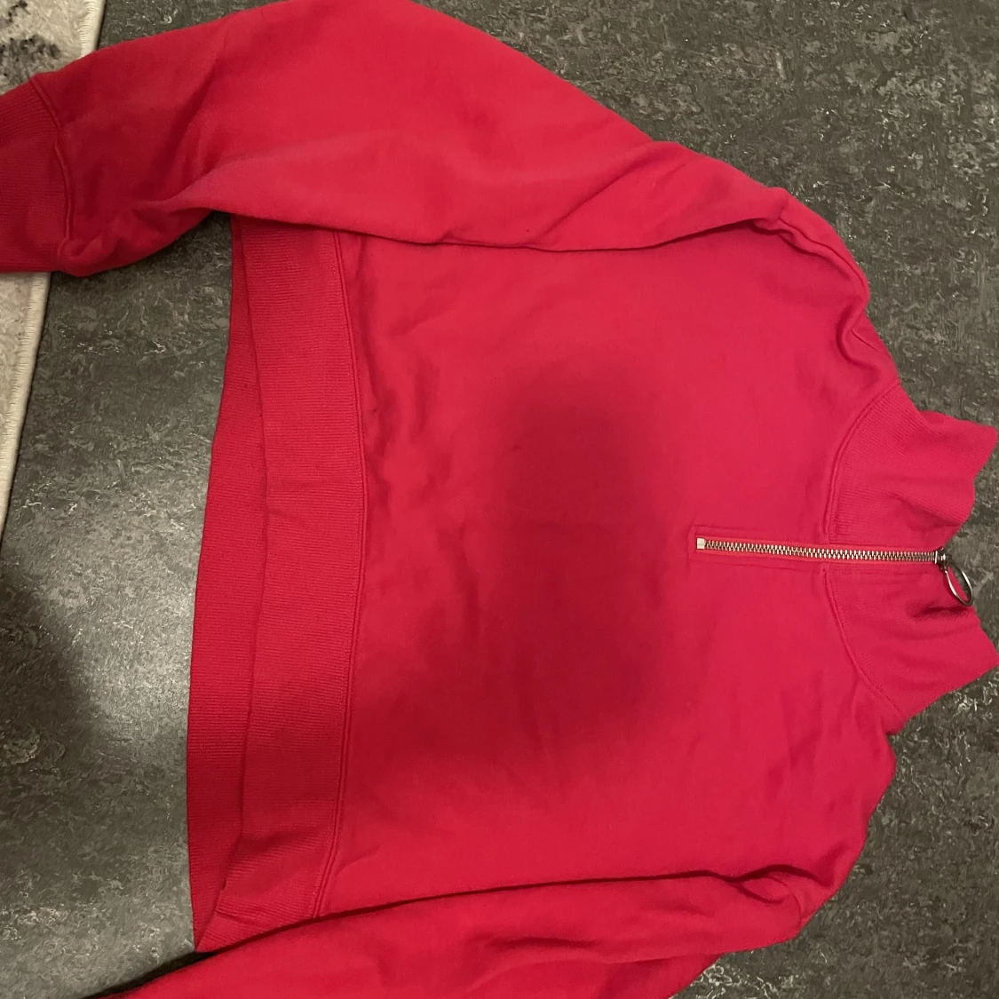 Röd kort hoodie - 90