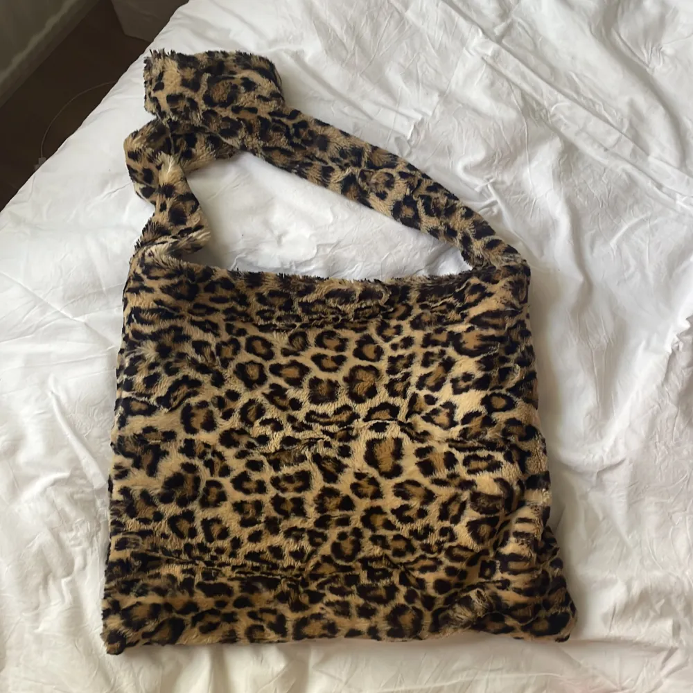 Leopards väska fluffig. Typ samma längd som väskan på sista bilden (inte min bild). Köpt av en tjej som gjorde egna väskor på instagram. Super bra gjord. . Väskor.