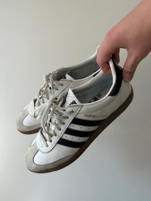 Adidas AS 250 size? Exclusive  - Strlk: US11,5/EU46  Pris: 850kr (no box)