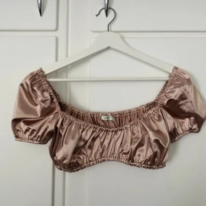 Crop top från NLY - Fin Crop top i champange/gammelrosa färg. Aldrig använd!