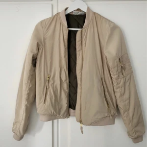 Beige bomberjacka - Beige bomberjacka i fint skick!
