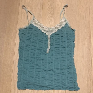 Blått Spetslinne med knappar från Bikbok - Superfint blått spetslinne från bikbok! Den har kommit till stor användning och är i väldigt bra skick. Fler bilder kan fixas! 