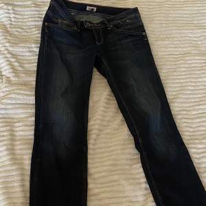mörkblåa lågmidjade jeans från tommy hilfiger