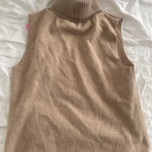 Zara tröja  - Jätte fin ca ta tröja, jag har ca använt den 2 gånger, köptes 2021, sitter jätte fint och är jätte skön perfekt till hösten 