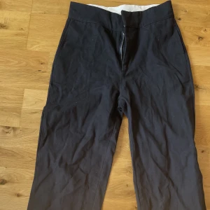 Carpenter byxor - Svarta carpenter byxor. Aldrig använda. Står inget nummer, passar dock mig som brukar ha storlek S/ 30-32