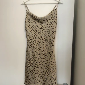 Satinklänning - Satinklänning, endast använd en gång