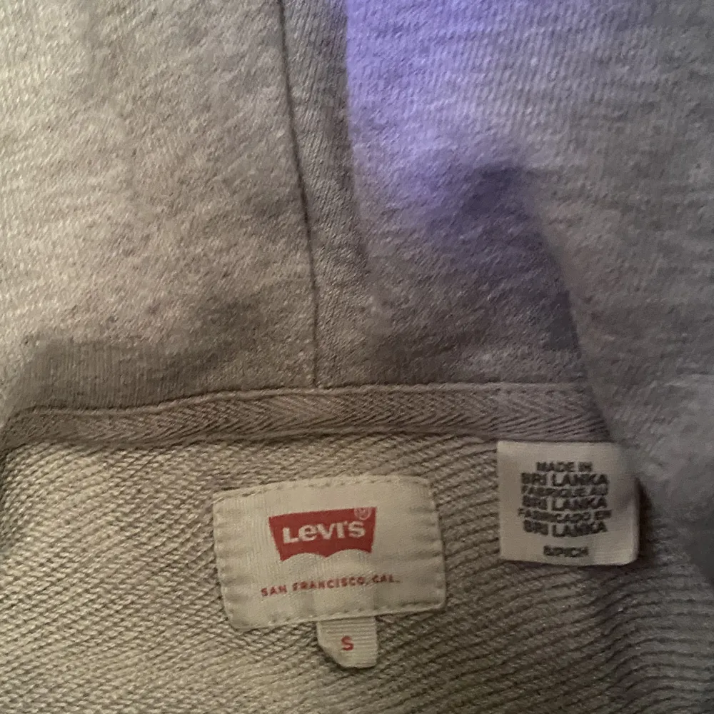 Grå levis hoodie som jag säljer pga att den är för liten Pris kan diskuteras vid snabb affär . Hoodies.