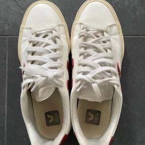 Röda veja skor  - Säljer dessa jättefina veja skor i storlek 39, använd fåtal ggr och är fof i väldigt bra skick! 💕