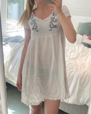 Oddmolly klänning - Superfin och somrig klännning/tunika från OddMolly. Storlek står inte men jag är 1.74 och brukar ha 36/S som preferens.