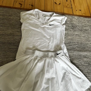 Tennisset, kjol och t-shirt  - Ett tennisset som är använt ett antal gånger men som fortfarande är fläckfri och i bra skick. 