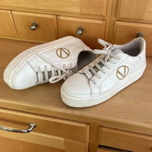 Valentino skor - Säljer mina skit snygga valentino skor (äkta) för att jag tappat intresse för dem. Ganska väl använda men fortfarande i inte så jätte dåligt skick.