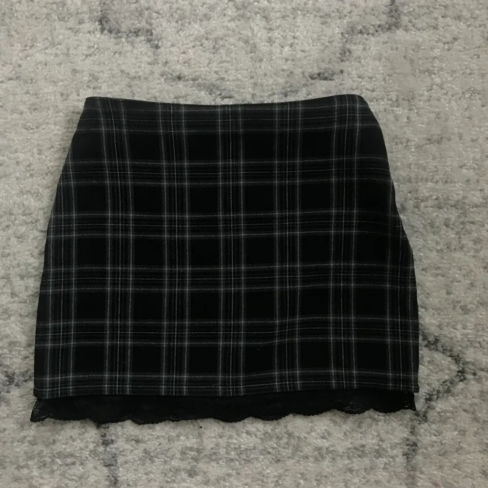 Rutig kjol från Amisu med spets och dragkedja i midjan, säljer då den är för liten för mig <3. Kjolar.