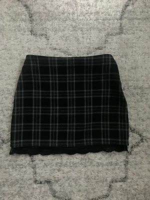 Spetskjol - Rutig kjol från Amisu med spets och dragkedja i midjan, säljer då den är för liten för mig <3