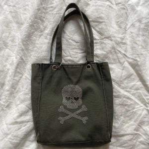 Väska  - Militärgrön väska med tryck! 