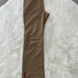 PRADA BYXOR - Ett par jättefeta byxor från Prada som är köpta på Ettresex i Stockholm, använda bara ett par gånger!