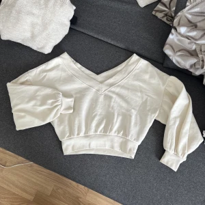 Overzised tröja - Overzised V-ringad tjocktröja från na-kd i storlek S. Den hänger snyggt över axeln och har stora puffiga ärmar. Knappt använt den🤍🫶🏼