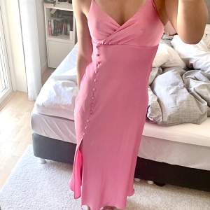 Säljer min jättefina rosa klänning till zara som inte kommer till användning. Klänning även är endast använd  två gånger.