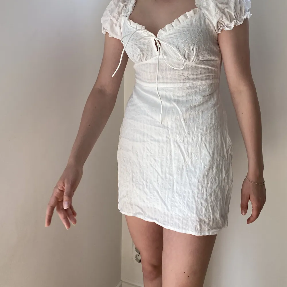 En söt klänning i storlek xs🌻 Skönt material, perfekt till sommaren!  Frakt tillkommer:). Klänningar.