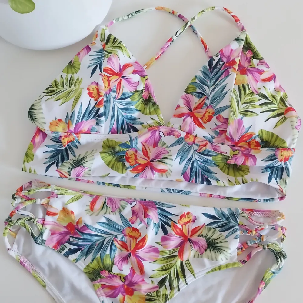 Hel bikini som aldrig är använd. Överdelen i storlek 42 och nederdelen i storlek 40.. Muu.