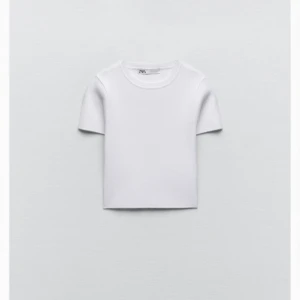 Vit tröja från zara - Oanvänd stickad cropped bastopp från zara. Köpte för 200, säljer för 50kr+frakt. Storlek S, står inte för postens slarv