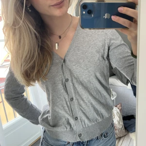 Kofta  - Grå kofta från uniqlo, storlek L🥰