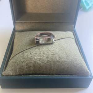 Säljer denna Maria Nilsdotter liknande ringen ❤️Jättefin och ascool. Lite sliten på baksidan men det är ingenting som märks. Tryck ej på köp direkt!