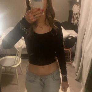 Topp - Säljer nu denna skit snygga tröja. Den är inte jätte används och är även i ett jätte bra skick!!! Säljer pga att jag behöver rensa ut lite kläder💖💖köpt för 180 kr på bersha!! Säljer för 90kr+frakt 