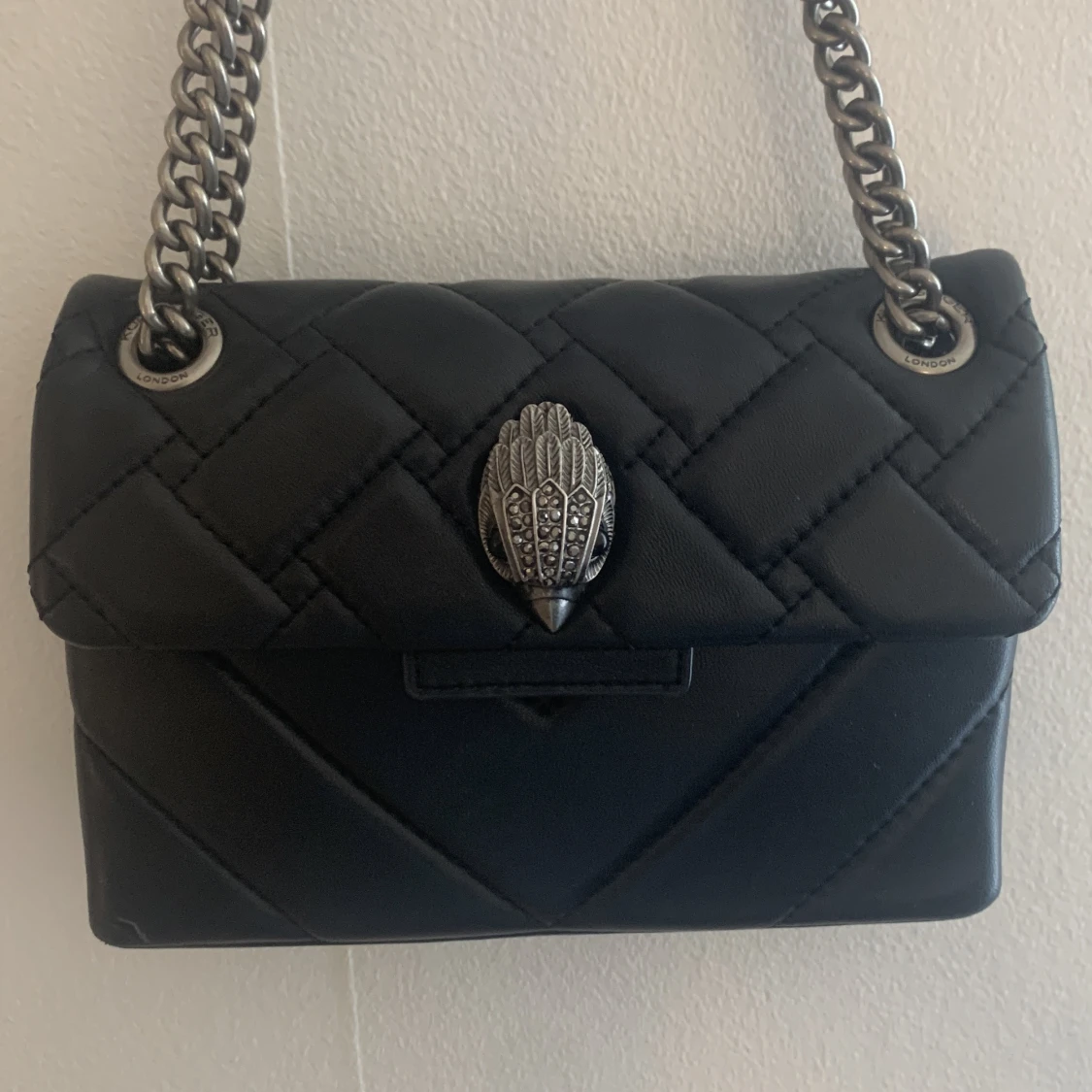 svart kurt geiger väska