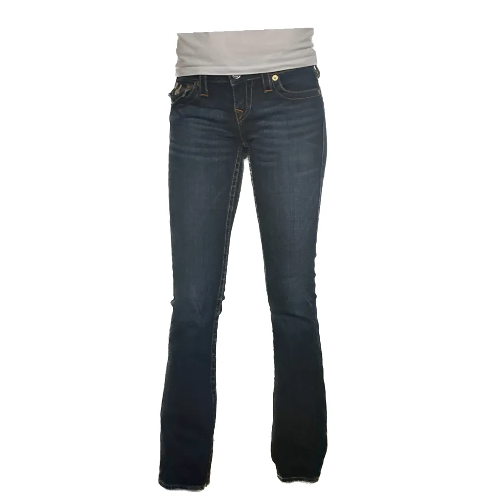 Säljer dessa supersnygga jeans som inte kommer till användning😍De är i bra skick förutom ganska slitet i nedkanten på benen✨Går ned till fötterna på min kompis som är 172cm💕Midjemått: 74 cm Innebenslängd: 82 cm. Jeans & Byxor.