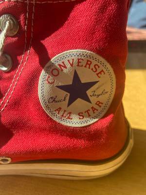 Röda converse i storlek 39. Dem har tvättats sedan som senast används 