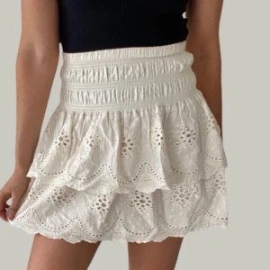 Kjol - Fin kjol till sommaren med broderier, köpt på zara, storlek S, fint skick! 