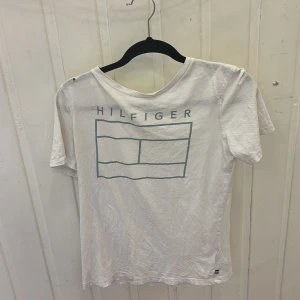 Tommy Hilfiger t-shirt.  - En Tommy Hilfiger t-shirt i storlek 176. Den är välanvänd och har några småhål i sig. 