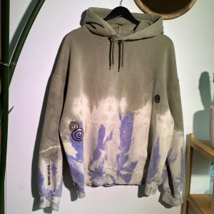 Tie dye Hoodie SWEET SKATEBOARDS - Urtvättad Tie Dye Hoodie från junkyard.  Oversized Längd 70cm
