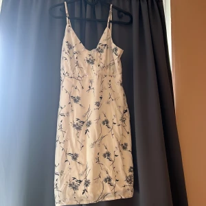Sommarklänning - Storlek 36. Nyskick