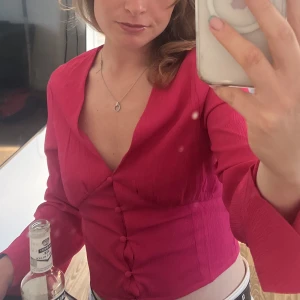 Rosa blus  - Rosa blus från gina, använd endast en gång då den är för stor för mig.