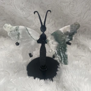 Moss Agate Butterfly Wings - Moss Agate Vingar med fjäril stativ🦋  Mossagat sägs uppmuntra till lugn och känslomässig balans. Mossagat är den perfekta stenen för dem som upplever stark aggression eller alltför många känslor, som hjälper till att balansera energier vid behov🌱✨