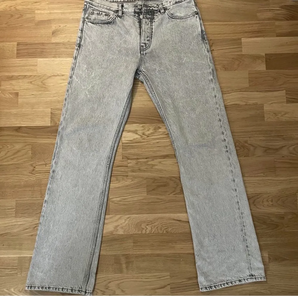 Säljer mina hope jeans i färg grå då jag knappt använder dom längre.. Jeans & Byxor.