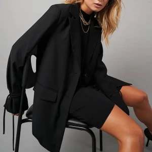 Oversized kavaj - Oversized kavaj med snörning från Hanna Schönbergs kollektion med NA-KD. Använd men i mycket fint skick! Nypris 799