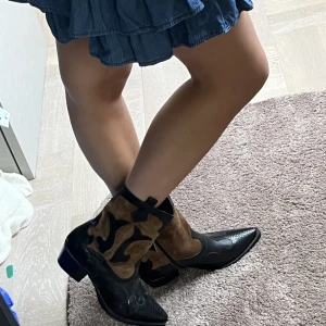 Piss coola boots aldrig använda - Säljer mina favorit boots som tyvärr aldrig används. De är helt nya och har lappen kvar, köpta på mini lokal butik i Spanien förra sommaren. Inga defekter och de är sååååå balla å unika!!!!😍😍🔥nypris: 1500kr 