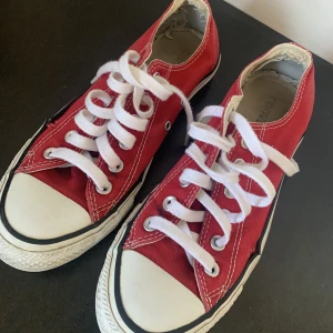 Röda converse  - Fina röda låga converse i bra skick!!😍