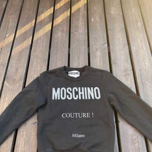 En Moschino tröja i användt skick, Moschino märket skiftade i färger i ljuset innan men jag tvätta den i 60 grader och då försvann det. Men annars inga defekter   Ny pris: 3500kr 