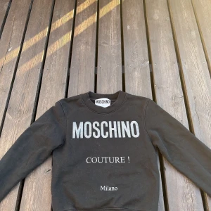 Moschino  - En Moschino tröja i användt skick, Moschino märket skiftade i färger i ljuset innan men jag tvätta den i 60 grader och då försvann det. Men annars inga defekter   Ny pris: 3500kr 