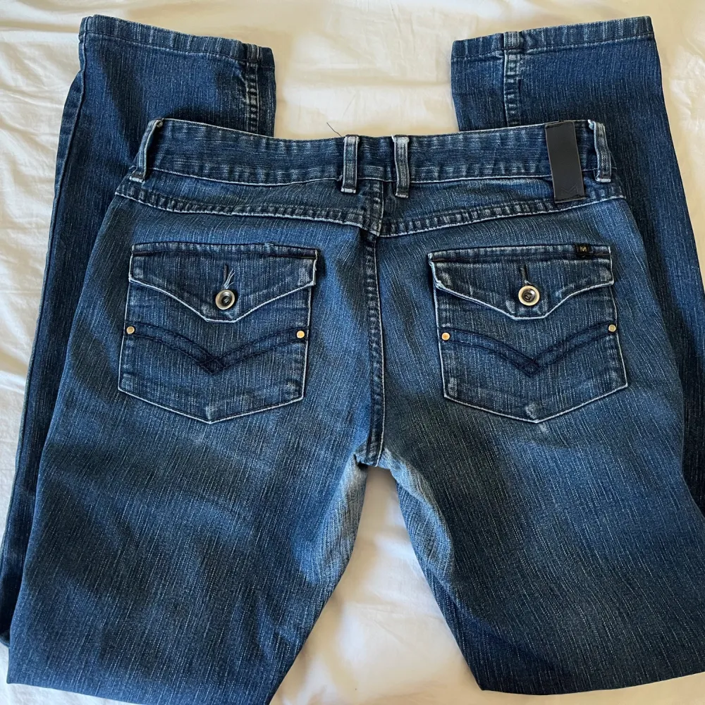 Lågmidjade raka jeans med coola fickor . Jeans & Byxor.