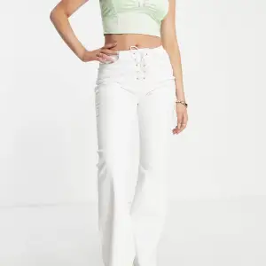 Säljer ett par vita jeans med snöre! Helt nya med lappen kvar och köptes från ASOS.  Säljs pga retur tiden gick ut!! Klicka gärna på köp nu, eller kontakta! 💕💕🌺💐