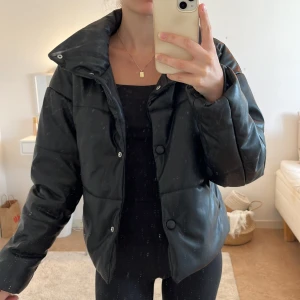 vinterjacka ifrån NAKD - oversized jacka sitter som en S! använd en vinter och den går att stänga